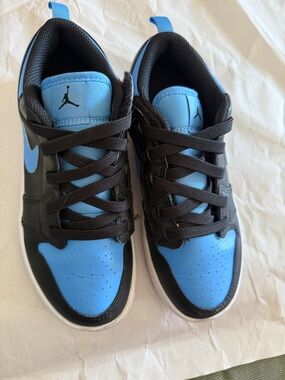 Jordan Kids Sneakers in Black and Light Blue